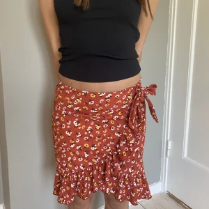 Blommig kjol  - Blommig kjol från ginatricot🤍