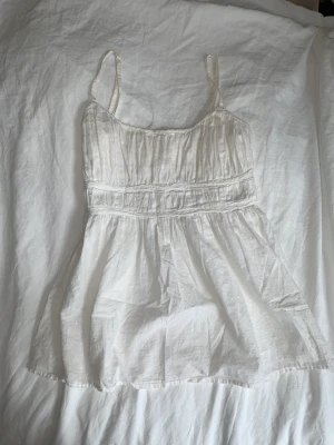 Vitt linne  - Supergulligt vitt linne som tyvärr inte passade, bara att skriva vid frågor eller intresse!!
