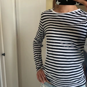 vit och svart randig långsemester tröja🤩 - snygg tröja i bra skick som är perfekt till en snygg kjol💓 storlek s men passar mig bra som har xs. Om intresse skicka till oss på snap mer info i bion