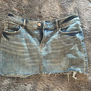 Jeans kjol - Säljer denna korta jeanskjol som är lågmidjad i storlek S💙