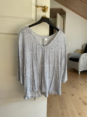 Blommig tröja  - Blommig tröja från Lager 157