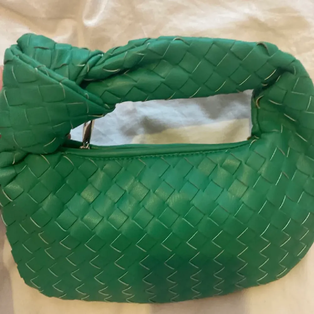 Säljer denna otroliga bottega liknande väska i grön.  Väskan är aldrig använd och är i superfint skick.. Väskor.