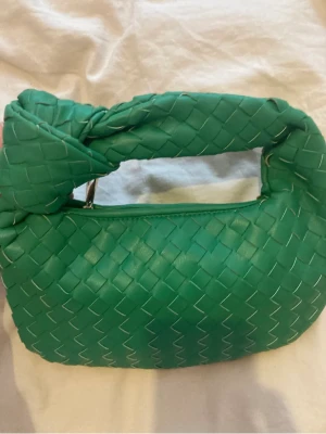 Bottega liknande väska  - Säljer denna otroliga bottega liknande väska i grön.  Väskan är aldrig använd och är i superfint skick.