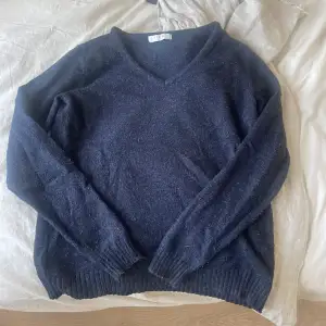 Säljer denna så mysiga marinblå v-ringade tröja<3