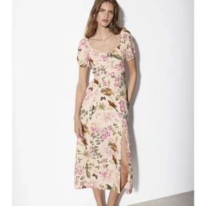 Linné klänning ifrån & other stories  - Superfin sommarklänning som endast är använd 1 gång på midsommar. Köpt för 1300kr 