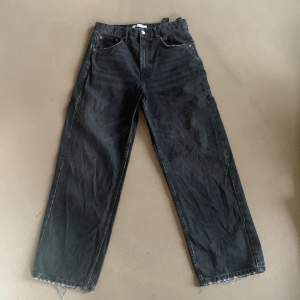 Svarta washed zara jeans, de passar bra på mig som är 178, de är i bra konditon och distressed på fickorna och längst ner på byxorna.
