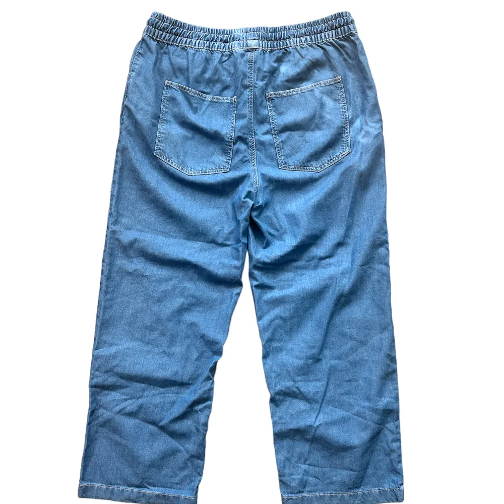 Köpta från lager157! Materialet är mer mjukare än vanliga jeans, dock inte ”mjukis” material! Skick: 10/10 (Knappt använda)! Skriv om du har frågor eller vill se fler bilder!. Jeans & Byxor.