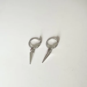 Trendiga örhängen🌟 - Jättesnygga trendiga örhängen, perfekta nu under sommaren🌟  Lagerstatus : 5+