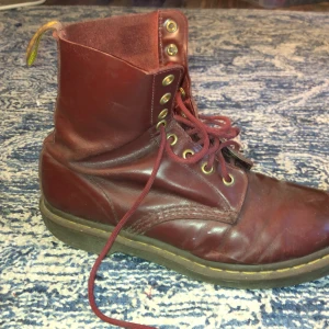 Dr.Martins - Orginal pris:2000 , vad jag säljer dem för:200. Välj helst instabox för frakten