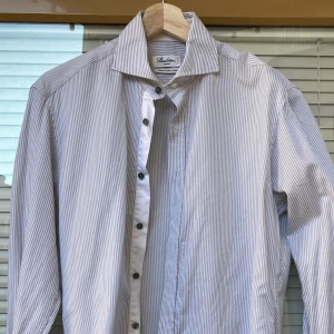 Grårandig Stenströms skjorta  - Säljer min grårandig Stenströms skjorta i storlek 39, slim line, med anledning att den knappast används längre. Endast använd ett fåtal gånger och köpte för 899kr i början på 2023. 100 % bomull. 