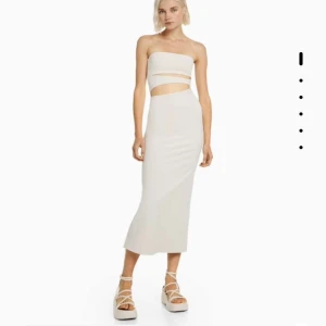 Bandeau klänning  - Gärddvit/beige bandeau klänning i storlek S. Från Bershka och är helt oanvänd.