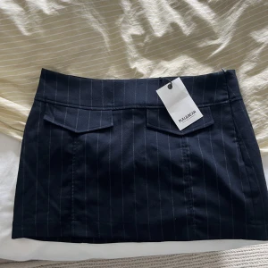 pull&bear kjol - En randig kortkjol från pull&bear i storlek S❤️det är detaljer på kjolen framsida och en dragkedja på sidan❤️kjolen har lappen kvar och är därmed aldrig använd!