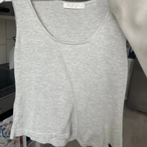 Busnel linne  - Snyggt tunt stickat linne från Busnel, Storlek 40, men snyggt lite oversized!💕