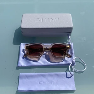 Chimi ecru modell 04 - Säljer mina chimis ecru med modell 04. Knappt använda och ser helt nya ut.  Allting ingår det vill säga box, påse och duk. Priset kan diskuteras men på grund av att dem ser och är relativt nya så är det ett bra och rimligt pris.  Kan mötas upp i Sthlm