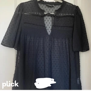 En svart blus - Blusen är köpt på Plick men säljer då den inte kommer till användning🩷storleken är 38 men passar 36 också 🫶🏻