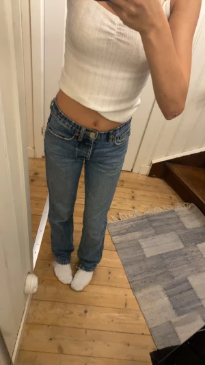 Jeans - Säljer mina jättesköna zarajeans då dom inte kommer till användning. Jeansen är köpta via Plick och har ett litet jack längst ner vid ena benet men det är inget man märker av☺️ Kom privat för fler bilder💕