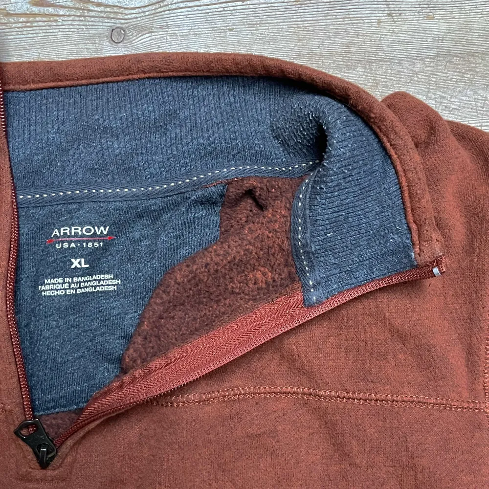 En skön oversized sweatshirt i brun färg, bra skick, köpt secondhand. Tröjor & Koftor.