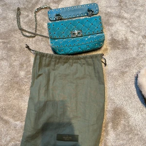 Valentino väska  - Skor ifrån Valentino, rockstud i ovanlig turkos sammet  Kommer med original dustbag