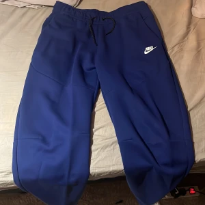 Nike tech fleece byxor - Säljer dem pga att jag nästan aldrig använt dem, använda Max 2-3 gånger och de är storlek L