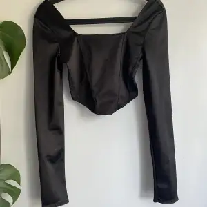 En snygg svart tröja ifrån H&M i storlek xs. En noppra på framsidan, därav priset🖤 Köparen står för frakten