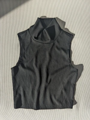 Monki topp - Svart croptopp, knappt använd och i bra skick!