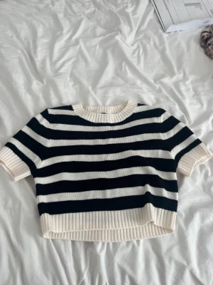 Topp - Topp från H&M aldrig använd.  Storlek s men kan även passa xs. 