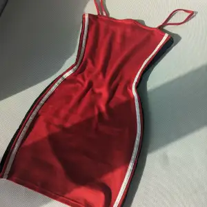 Säljer denna jättefina röda klänningen eftersom den är för liten för mig nu. Den är väldigt kort och har stretchig tyg som sitter tajt och bekvämt på kroppen på ett väldigt smickrande sätt! Den är dessutom i bra skick