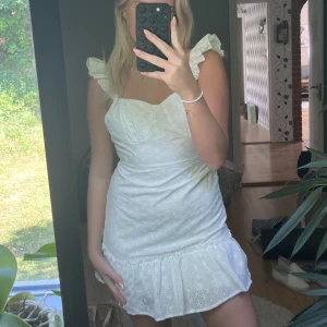 Sommarklänning - Superfin vit sommarklänning som tyvärr är för liten för mig. Skulle säga att storleken är XS/S 💞💞 aldrig använd 