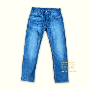 Vintage Levis 501 - Längd: 102 cm Midja: 40 cm Benöppning: 18 cm  (Mätt på byxan när den ligger ner) Cond: vintage  Snabb deal = bättte pris  Perfekt för sommaren