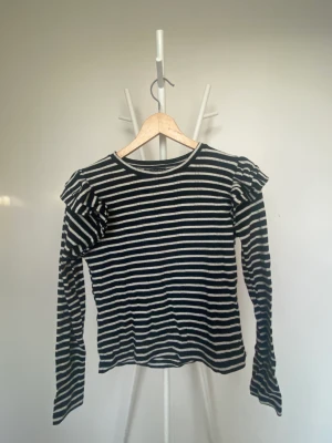 Zara topp - En randig Zara topp i svart och vit med volang på axlarna. Pris kan diskuteras 