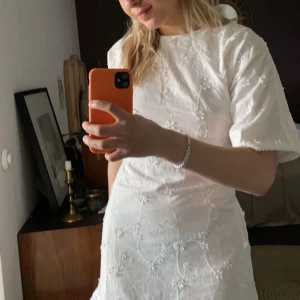 VIT KLÄNNING - säljer denna populära na-kd klänningen. aldrig använd!