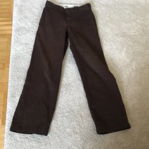 Chinos Dickies bruna - Välanvända men fina chinos från Dickies.  Storlek 28/30.  Modell 874 Original fit
