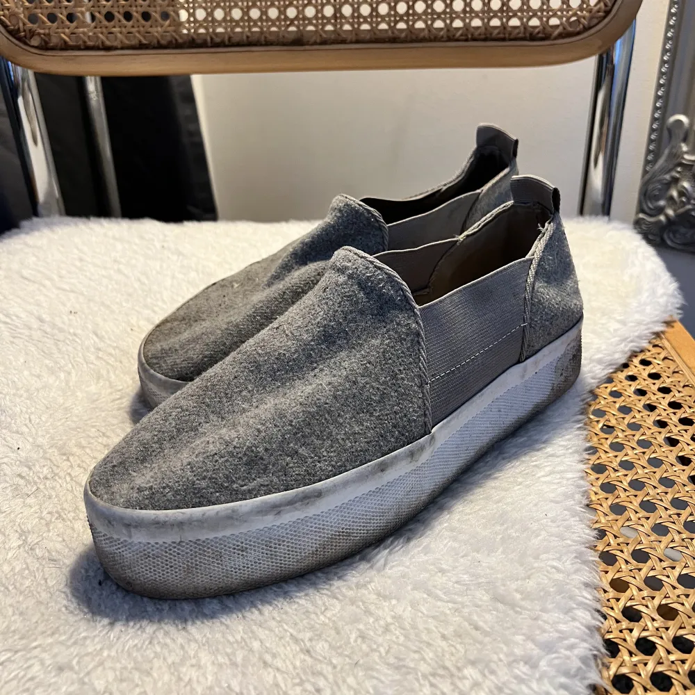 Slip ons i storlek 39. Smutsiga men går säkert jättelätt att tvätta då det är på gummit, men har inte orkat och de används aldrig av mig. Kan självklart göra det innan de skickas! . Skor.