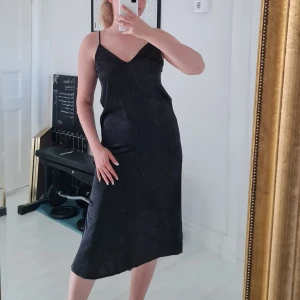 Slip dress - Svart slip dress från lager 157. Aldrig använd pga för liten, prislappen är kvar! 