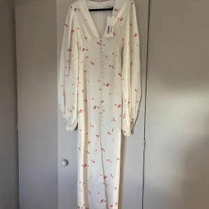 Klänning, adoore - Säljer denna slutsålda klänning från adoore som jag tänkte ha på midsommar men den var för liten och jag missade returpolicyn. (Jag är vanligtvis en strl 36 så skulle säga true to size ändå) Den är endast testad och har båda lapparna kvar! Nypris 1695:-