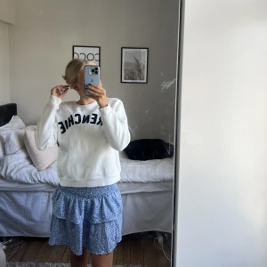 Blå kjol - Säljer denna kjol jag köpt på Plick men som aldrig är använd💗 priset går att diskuteras💗