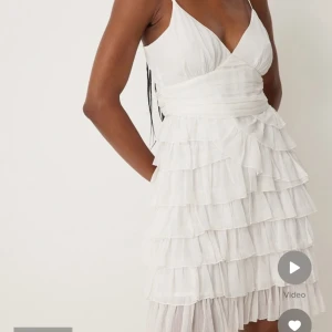 Studentklänning - Säljer min studentklänning som fortfarande ser som ny ut då jag hade 2 st 💕 Köpt för 499kr men säljer för 250kr 💜💜💜