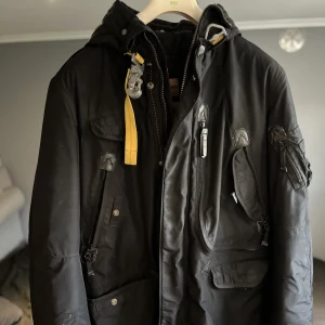 Parajumpers Right Hand Masterpiece - Säljer nu min fina parajumpers jacka som är i gott skick som är använd i 2 vintrar  Inköpt på johnells för 9000 Strl L