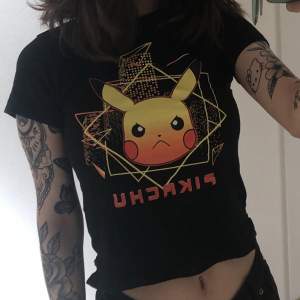 Söt t-shirt med pikachu som passar storlek XS. Små slits på sidorna där nån söm gått upp (inte märkbart, går att sy) annars inga defekter alls!💛