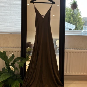 Klänning - Min gammla balklänning. Bilden är mörk men den är olivgrön med snörning i ryggen.