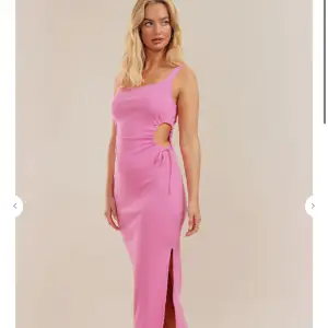 Jättefin klänning från chiquelle. Knappt använd. Lite mer rosa än på min bild Nypris: 479