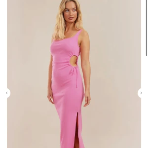 Klänning från chiquelle - Jättefin klänning från chiquelle. Knappt använd. Lite mer rosa än på min bild Nypris: 479