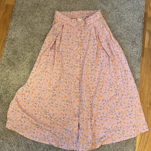 Blommig kjol - Hej säljer denna snygg kjol får monki då en inte kommit till användning ❤️den ör i storlek S