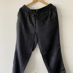 Linnebyxor med slits - Svarta linnebyxor med slits på utsidan. Inga skador.