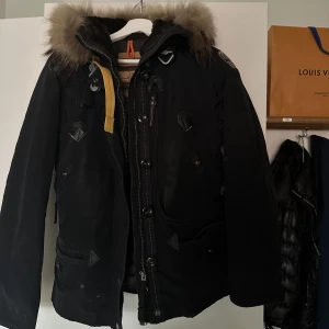 PARAJUMPER DORIS XS - Har en superfin parajumper Doris storlek XS. Inköpt från Johnells 2021. Sparsamt använd & kemtvättad var vinter så i fint skick. 