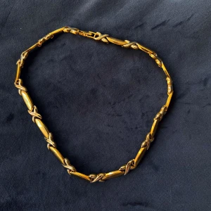 Guldfärgad kedja  - Snygg kedja med unika detaljer. Inte äkta guld