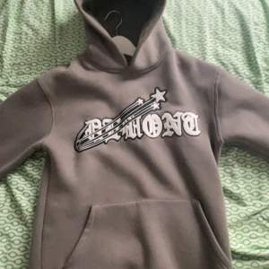 Demont hoodie köpt från deras hemsida, (nypris 1000kr) Lite för stor för mig. XS men sitter som M. Haft ett tag men knappt använd. Inga flaws eller liknande. Pris kan diskuteras vid snabb affär. 