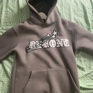 Demont hoodie  - Demont hoodie köpt från deras hemsida, (nypris 1000kr) Lite för stor för mig. XS men sitter som M. Haft ett tag men knappt använd. Inga flaws eller liknande. Pris kan diskuteras vid snabb affär. 