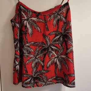 Linne mango - Linne från Mango i tunt material med motiv av palmer. Smala axelband, strl S