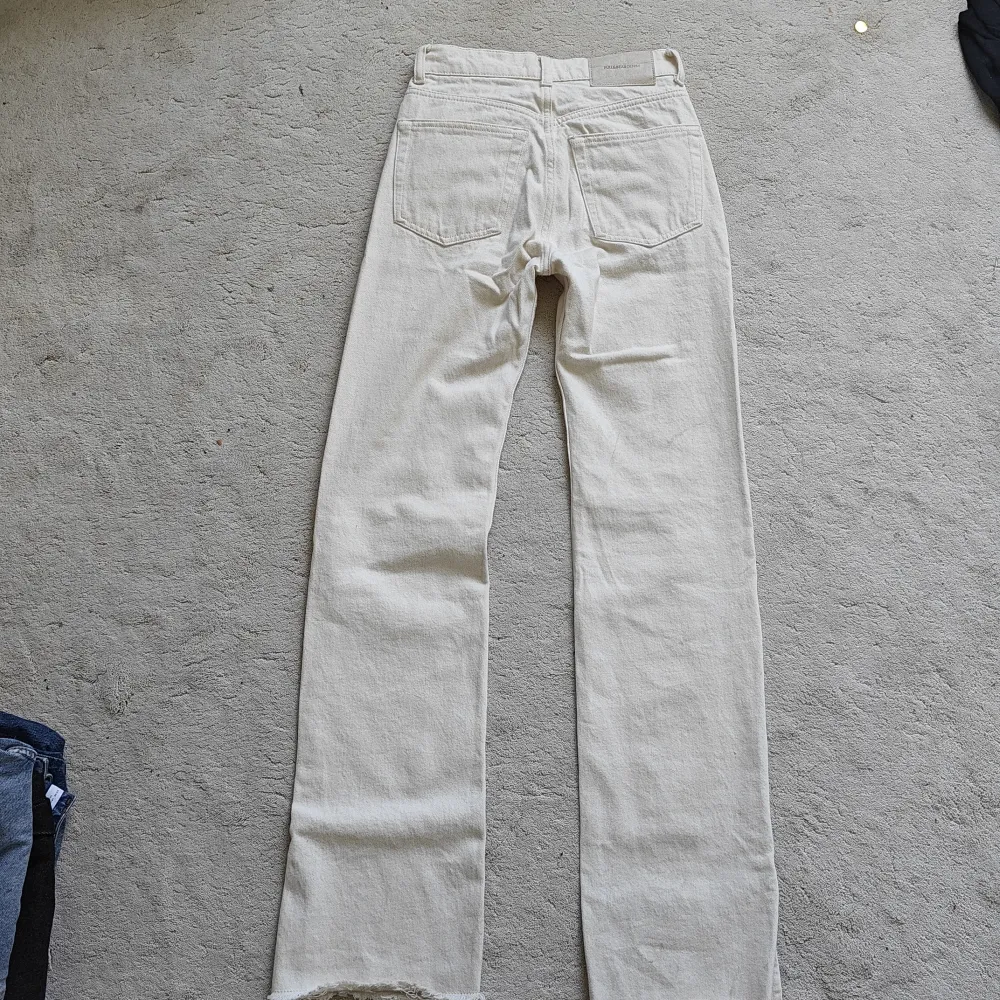 Jättefina vita bootcot jeans från pull and bear i nyskick. . Jeans & Byxor.